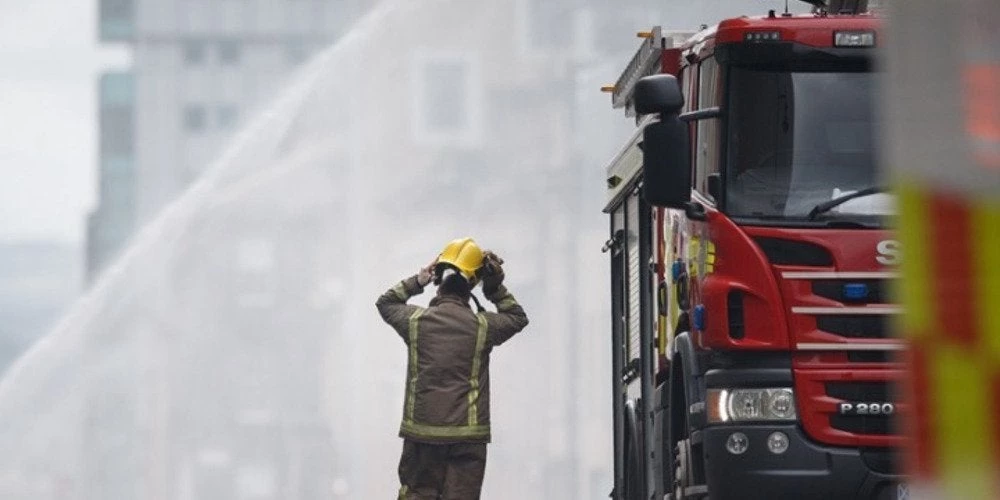 Μεγάλη φωτιά σε κτίριο στην περιοχή Μπέισγουοτερ του Λονδίνου
